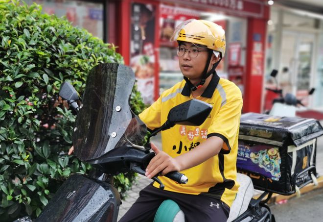 装手机支架交警：不是为难大家是为了安全j9九游会真人游戏第一电动车不允许安(图3)